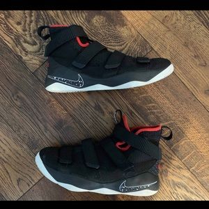 Lebron Soldier 11 Black/Red Sz 7Y